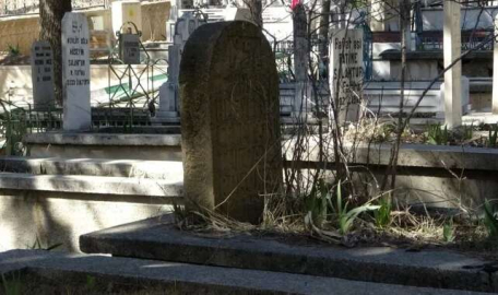 57 yıllık mezarlıkta kıble tartışması!