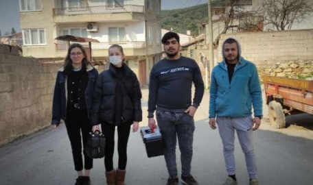 Bursa'da köy köy gezip iyilik dağıtıyorlar