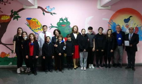 Bursalı öğrencilerden çocuk kliniğine anlamlı bağış  