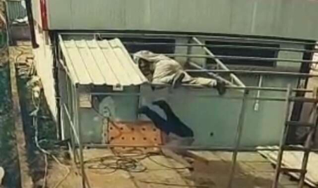 Bursa'da onarım yaparken çatıdan böyle düştü   