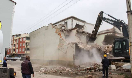 Karacabey’de ulaşıma engel olan yapı ortadan kaldırıldı  