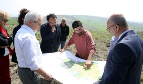 Nilüfer’de ekoçiftlik meyve fidanlarıyla donatıldı  