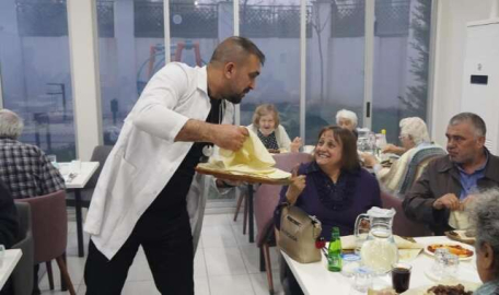 Bursalı fenomen ciğer ustası huzur evi sakinlerini unutmadı  