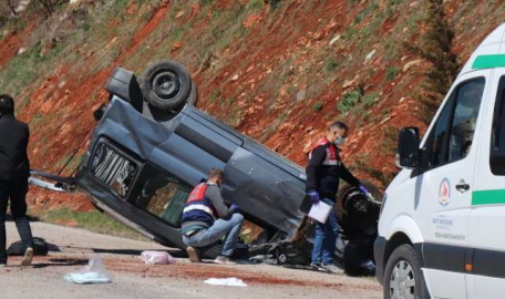 Devrilen araç yurt müdürü ve aşçısına mezar oldu 