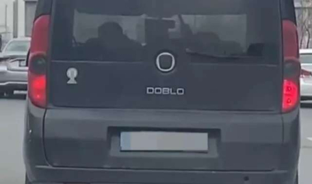 Direksiyon başındaki sürücüye bastonla saldırdı