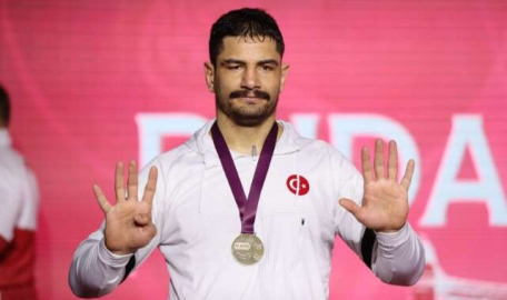 Güreşte sürpriz yok! 100. Altın madalya geldi