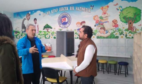 Dünyaca ünlü ekonomistten okul kütüphanesine büyük destek  