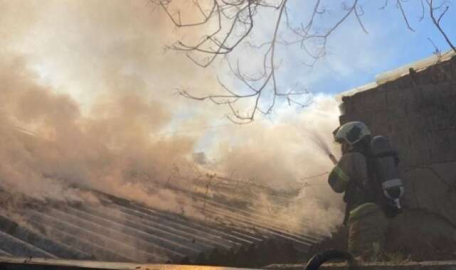 Isınmak için girdiği binayı yaktı 