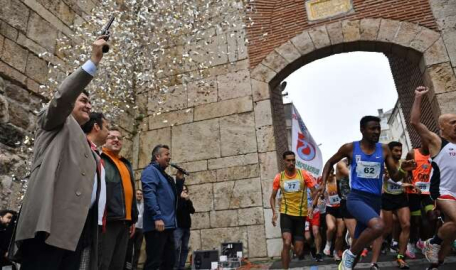 Bursa'daki Tarihi Kent Koşusu'nda zafer, Kenyalı atletlerin...