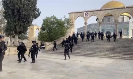 İsrail polisi Mescid-i Aksa'ya baskın düzenledi