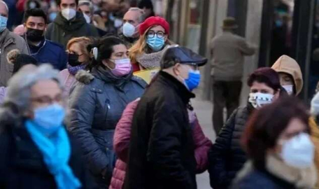 Bir ülke maskeyi tamamen kaldırdı