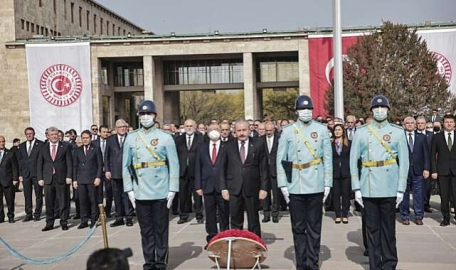 Devlet Erkanı Ata'nın huzurunda 