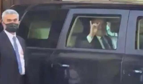 Bakan Çavuşoğlu, "Bozkurt" işareti ile yanıt verdi