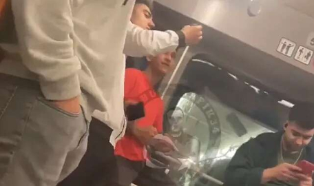 Çileden çıkaran görüntüler! Yolcularla alay edip sigara içtiler