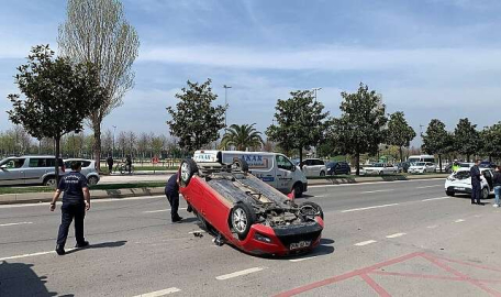 Feci kaza: 3 araca çarparak takla attı