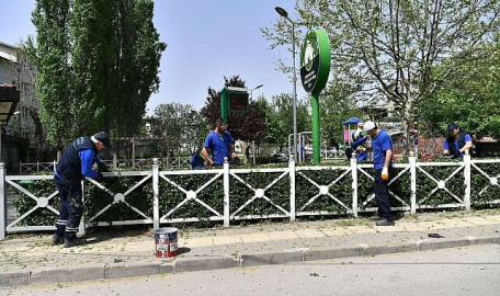 Osmangazi'de parklara 'bahar' bakımı titizlikle sürüyor