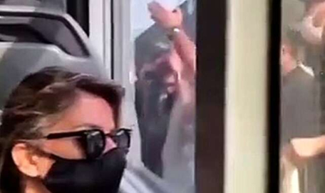 Dolu metrobüs çileden çıkardı: Bunlar insan değil mi? Aç kapıyı, aç...