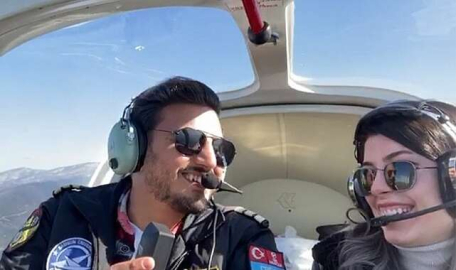 Uçak içerisinde evlilik teklifi ettiği anlar ortaya çıktı