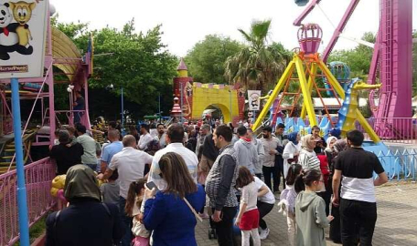 Bursa'da çocuklar lunaparka akın etti 
