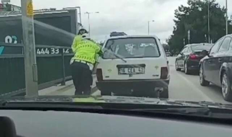 Bursa'da trafik polisinden takdir toplayan hareket