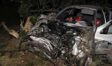 Feci kaza! Yoldan çıkıp etrafı savaş alanına çevirdi