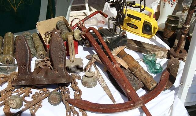 Antika pazarındaki asırlık tekne çapaları görenlerin ilgisini çekiyor