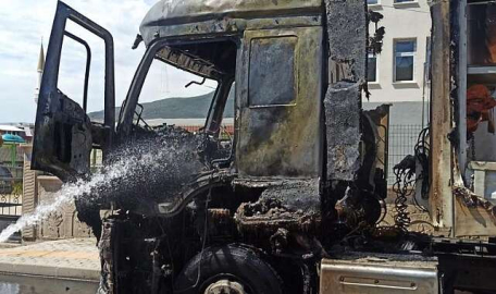 Bursa'da otomobil ve tır alevlere teslim oldu
