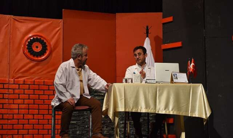 ‘Eyvah Deliriyorum ben haberin olsun’ Bursa'da sahne aldı