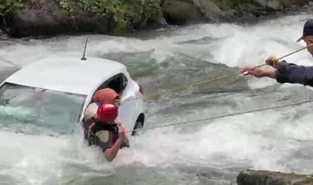 Can pazarı... Dereye uçan araçta kabusu yaşadılar