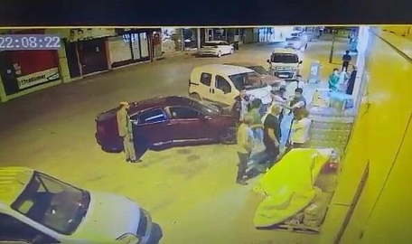 Bursa'da market kapısında tekmeli yumruklu kavga!