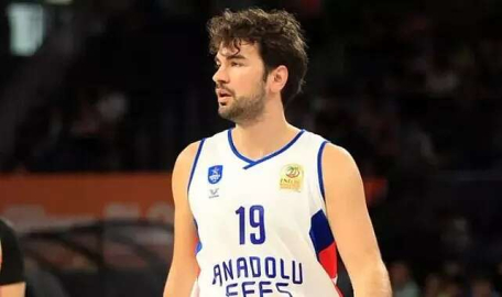 Buğrahan Tuncer, Anadolu Efes ile 2 yıl daha devam edecek