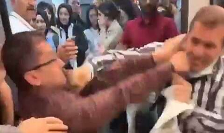 Metroda yumruk yumruğa kavga