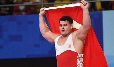 Milli güreşçi Rıza Kayaalp'ten altın madalya 