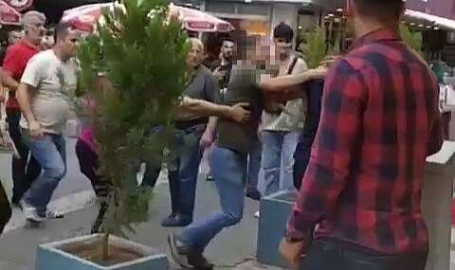 Simit satan yaşlı adama meydan dayağı attılar