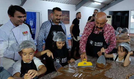 Bursa'da çocuklar, ünlü şef Mesut Kırımlı’yla çikolata yaptı