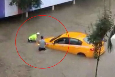Selde mahsur kalan taksicinin imdadına polis yetişti!
