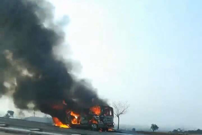 Bursa'da seyir halinde giden araç alev alev yandı
