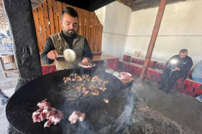 Bursa'da bu pazarda her cuma onlarca kasap kavurma pişiriyor