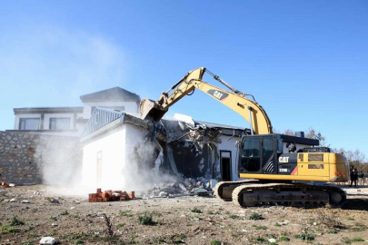 Bursa'da kaçak villalar yıkıldı