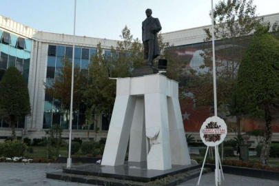 Atatürk heykeline balyozlu saldırı