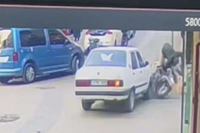Bursa'da otomobilin çarptığı motosikletli mağazaya daldı
