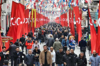 İstiklal Caddesi bin 200 adet Türk Bayrağıyla donatıldı