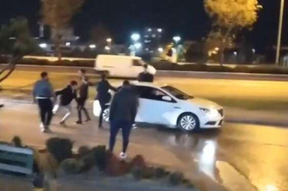 Bursa'da makas atan otomobili tekmelediler