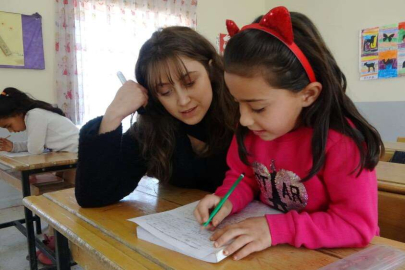 Bursalı Emine öğretmen Muş'ta öğrencilerin gönlüne dokunuyor