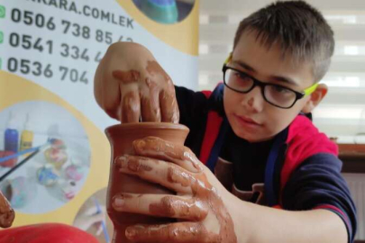 Öğrenciler okulda çamurdan eşya yapıyor