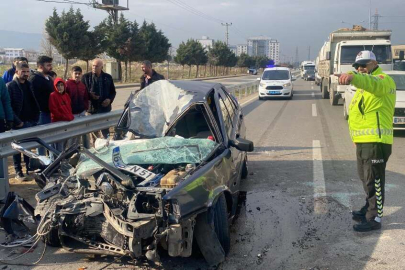 Bursa'da feci kaza! Otomobil hurdaya döndü...