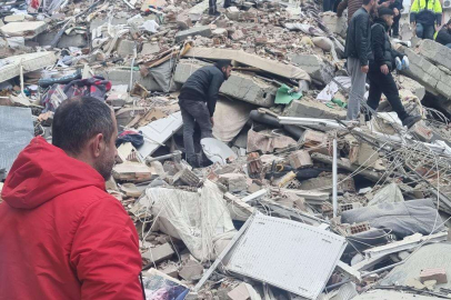 7.7'lik depremde can kaybı 1498'e yükseldi
