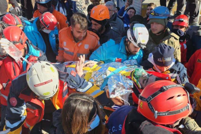 198 saat sonra enkaz altından çıktı: İlk isteği su ve et yemeği