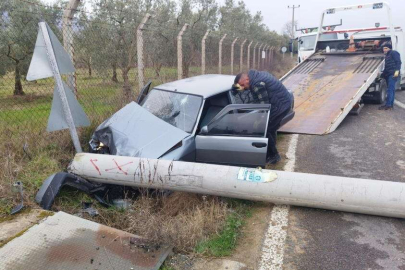 Bursa'da feci kaza! Elektrik direğine çarptı