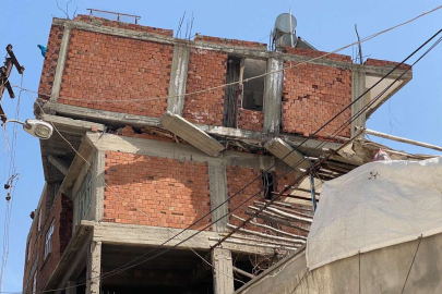 Depremin yıktığı binada ilginç görüntü! Üçüncü kat yok oldu...